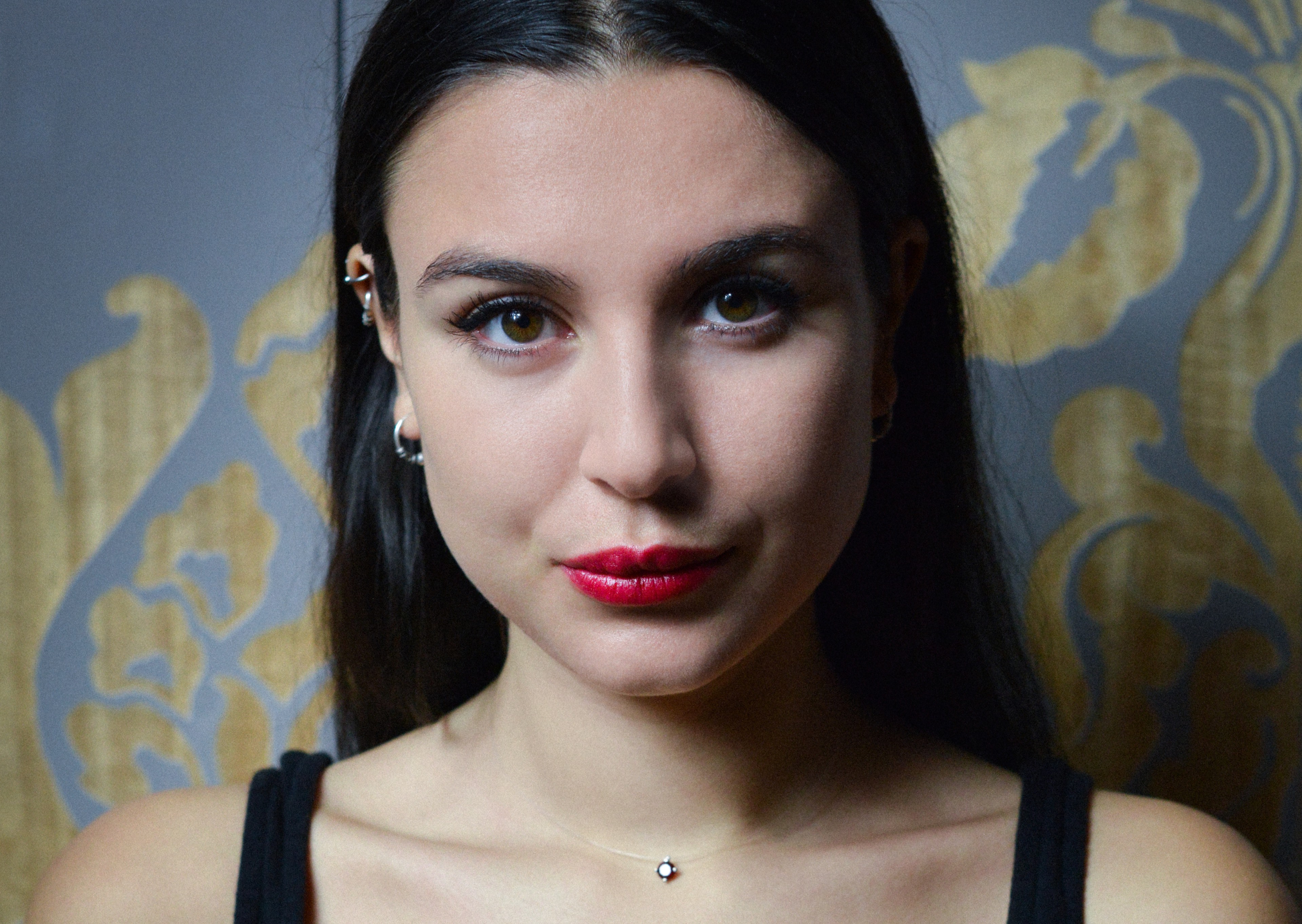 Une jeune femme fixe l'objectif d'un air spontanné et déterminé