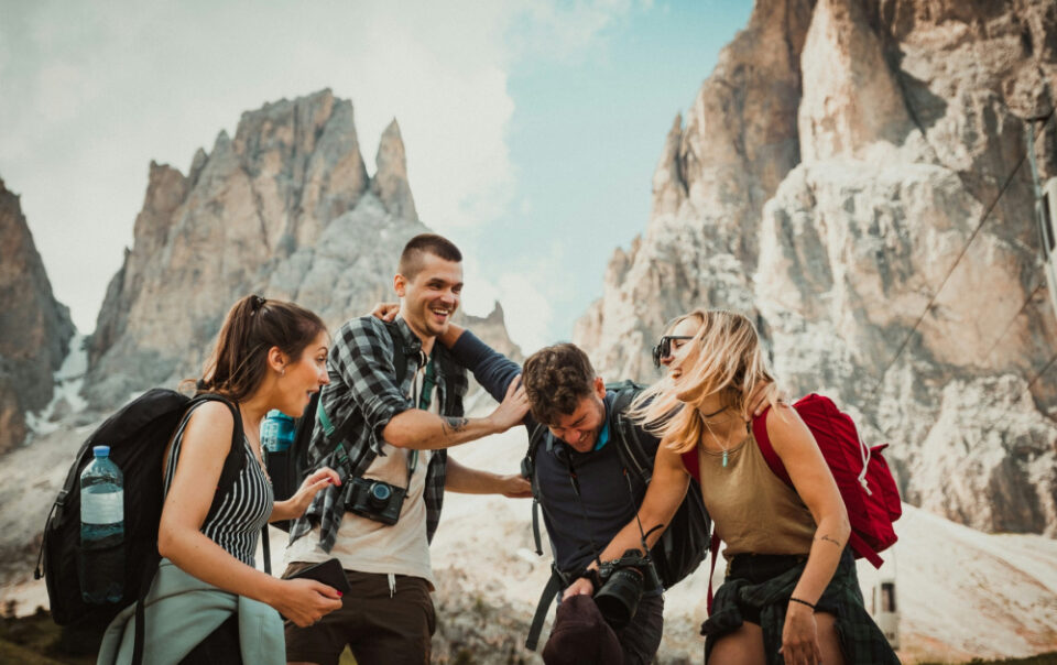 un groupe de personne en excursion collective représente le coaching evasion